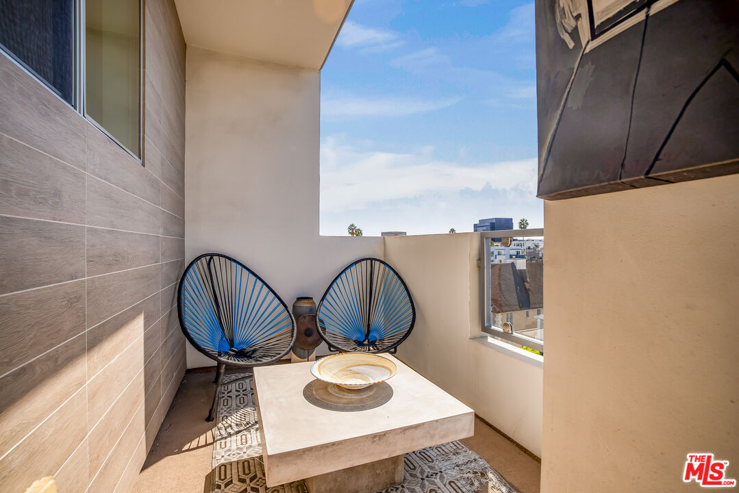 118 N Kings Rd Unit: PH3