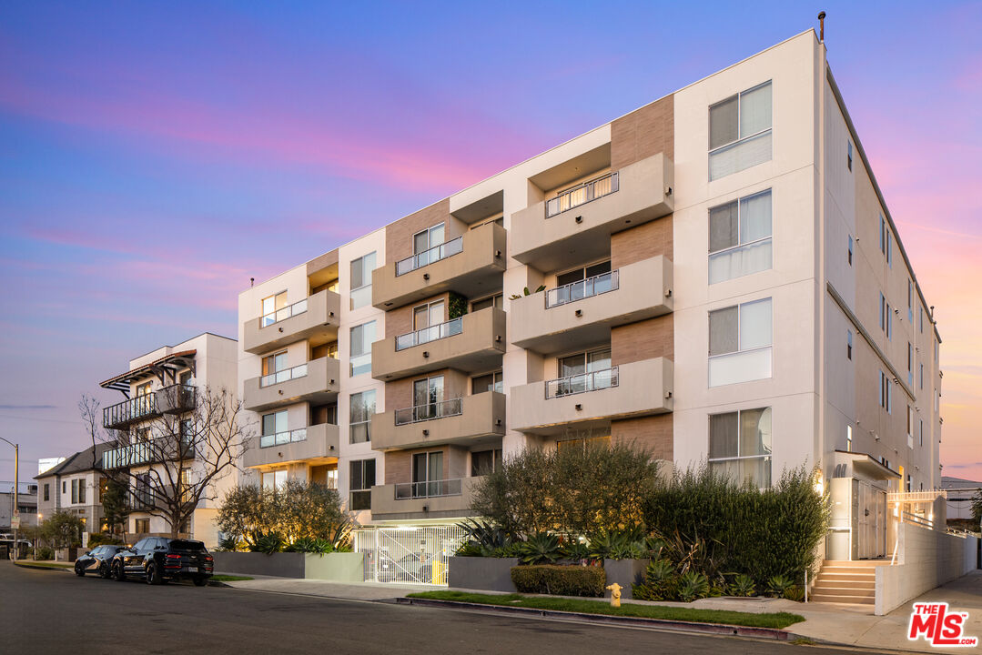 118 N Kings Rd Unit: PH3