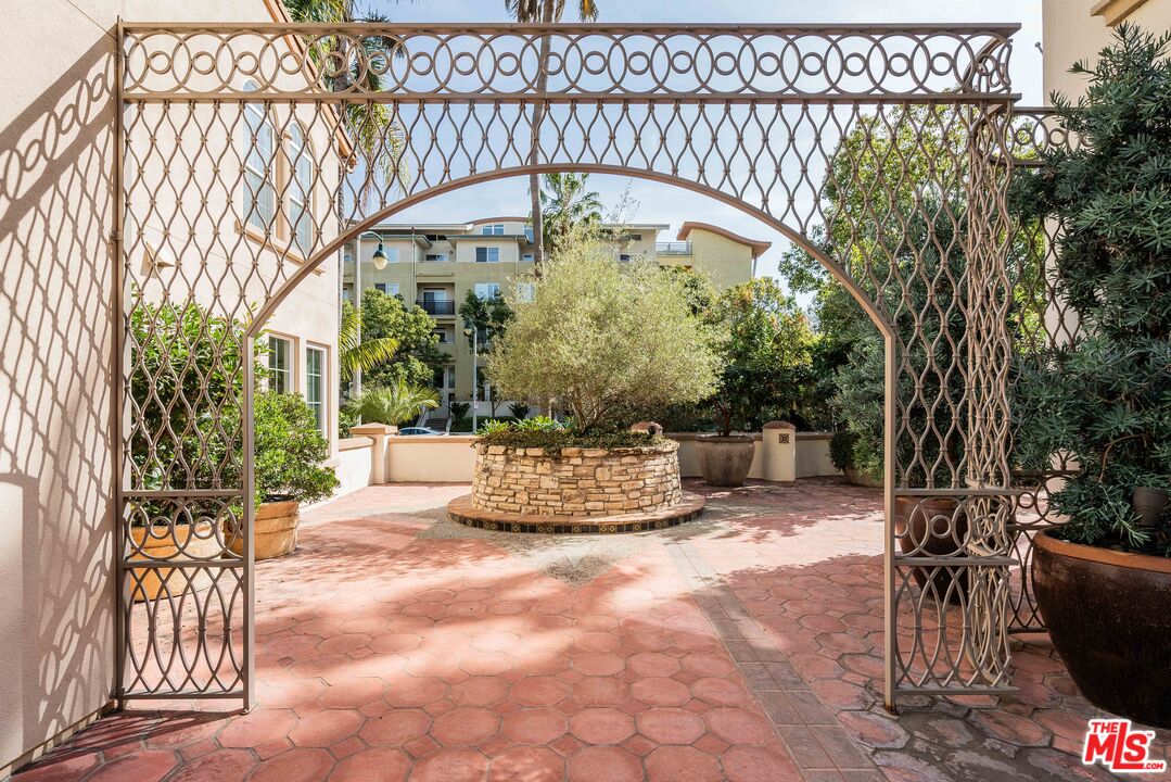 5935 Playa Vista Dr Unit: 301