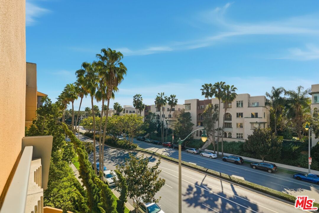 5831 Seawalk Dr Unit: 240