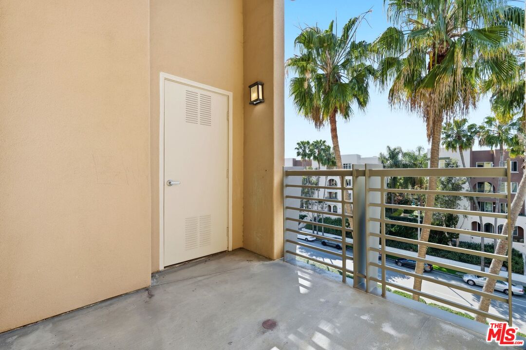 5831 Seawalk Dr Unit: 240