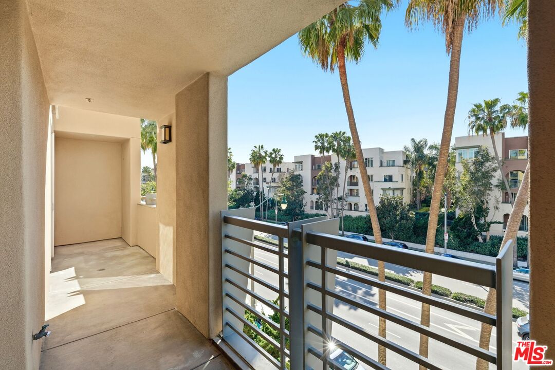 5831 Seawalk Dr Unit: 240