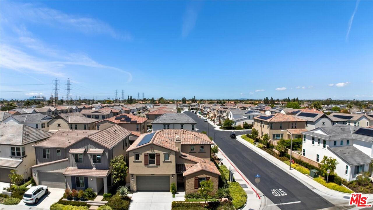 21181 Strathmoor Ln