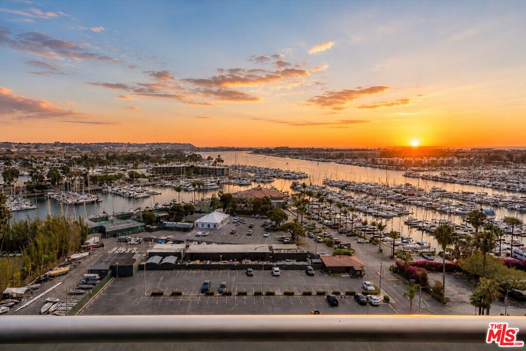 13700 Marina Pointe Dr Unit: 1401