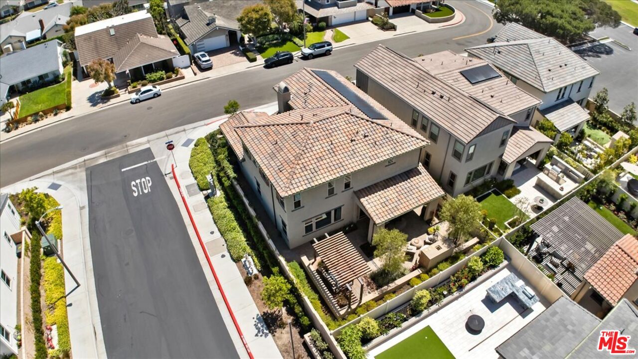 21181 Strathmoor Ln