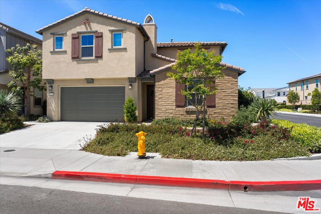 21181 Strathmoor Ln