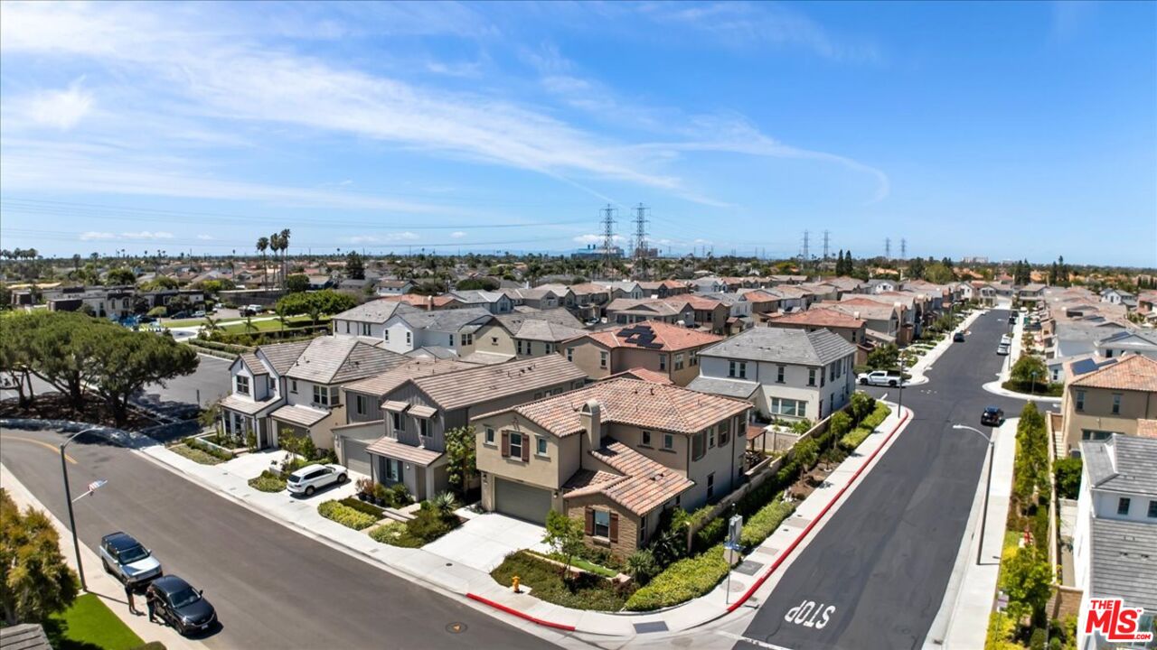21181 Strathmoor Ln