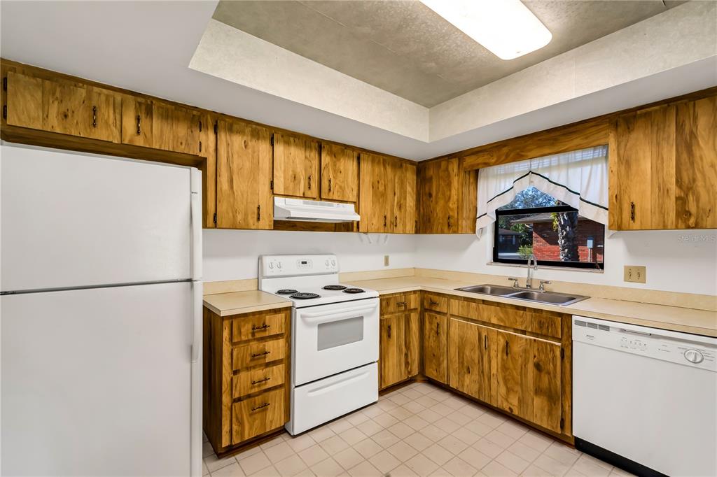 495 LAKE CAROLYN CIR