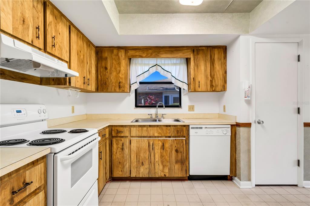 495 LAKE CAROLYN CIR