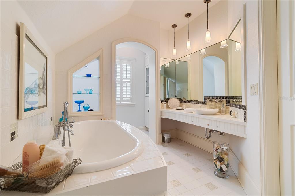 5119 IRON OAKS LN