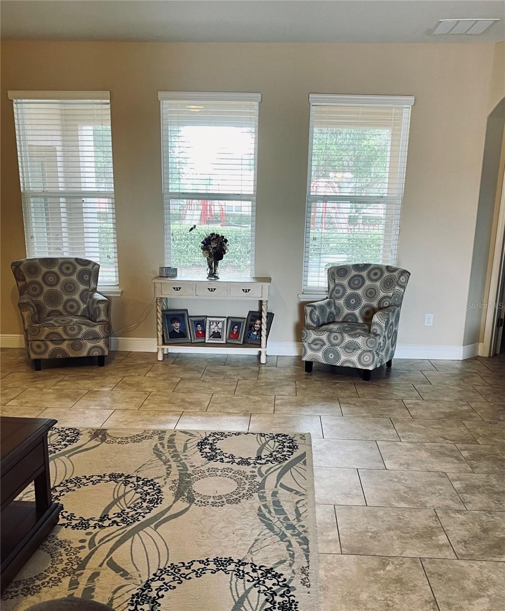 2099 COUNTRY AIRE LOOP