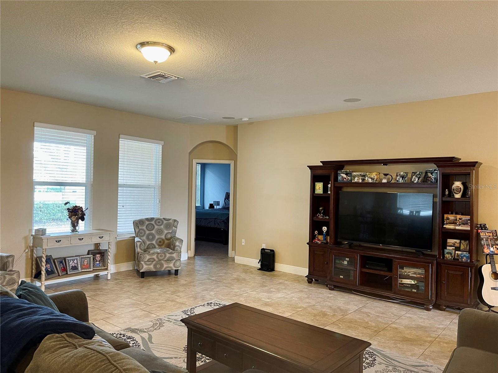 2099 COUNTRY AIRE LOOP