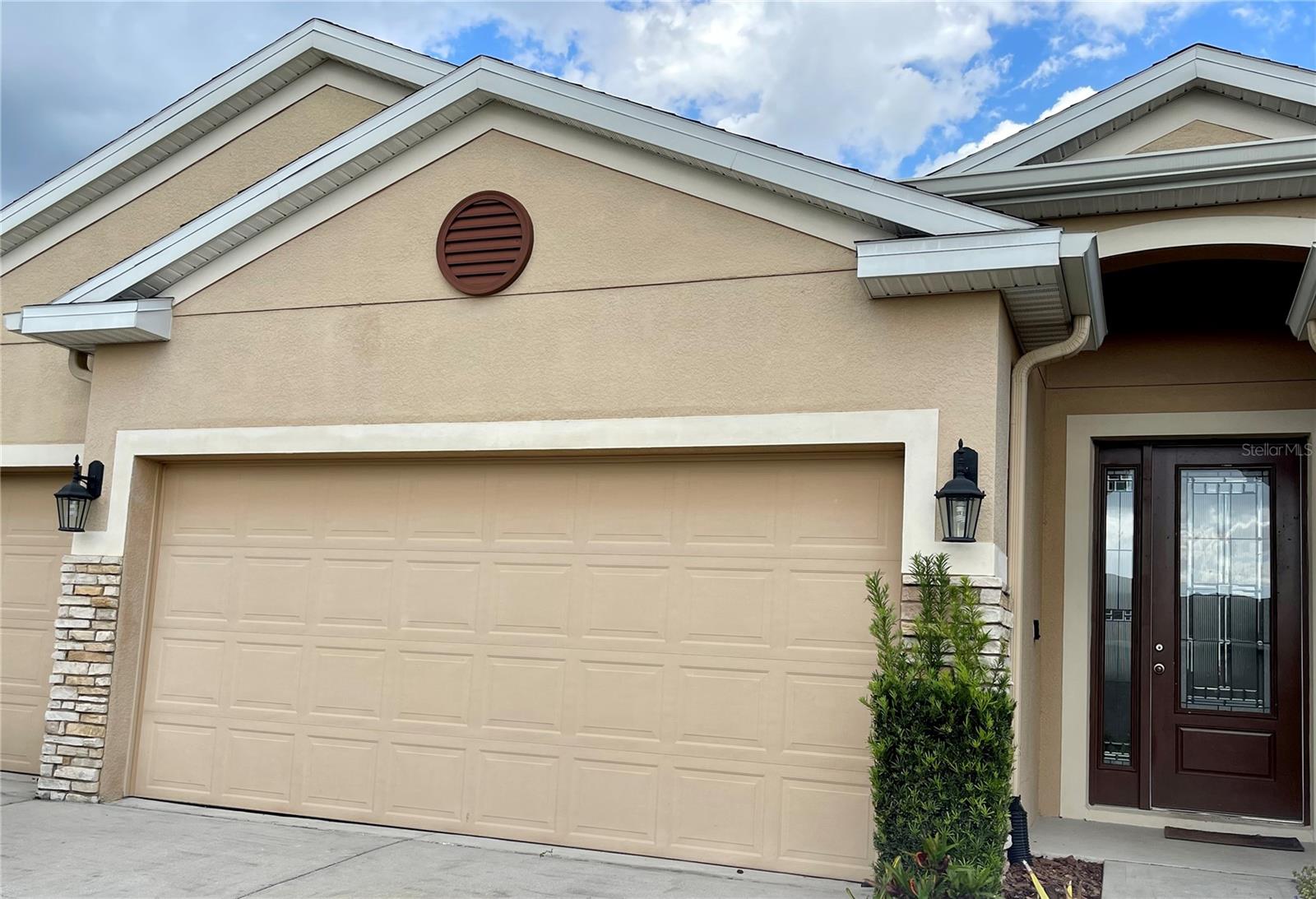 2099 COUNTRY AIRE LOOP