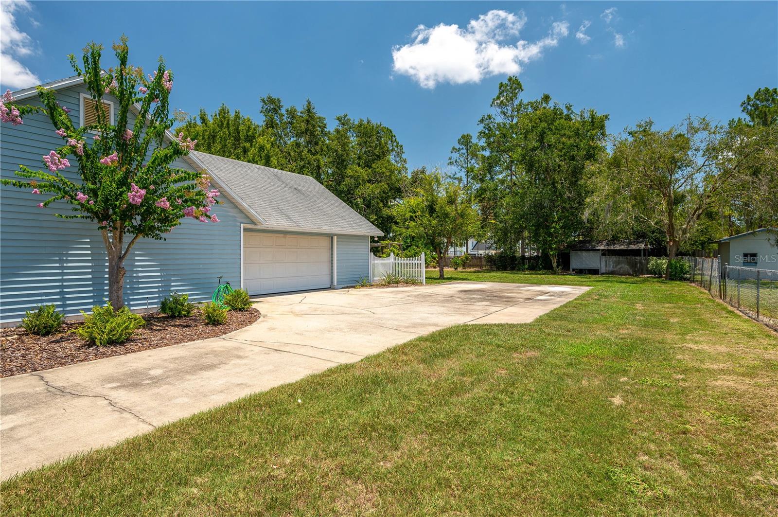 815 HILLSIDE CT N
