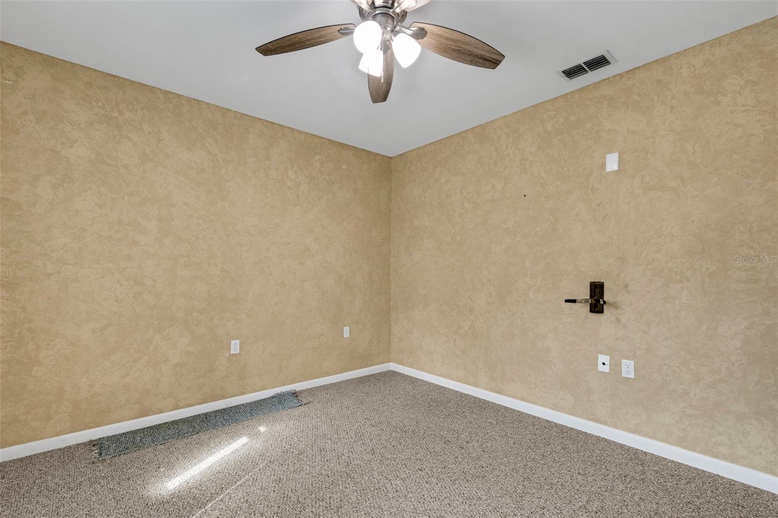 467 LAKE CAROLYN CIR