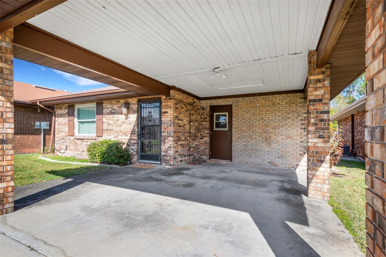 467 LAKE CAROLYN CIR