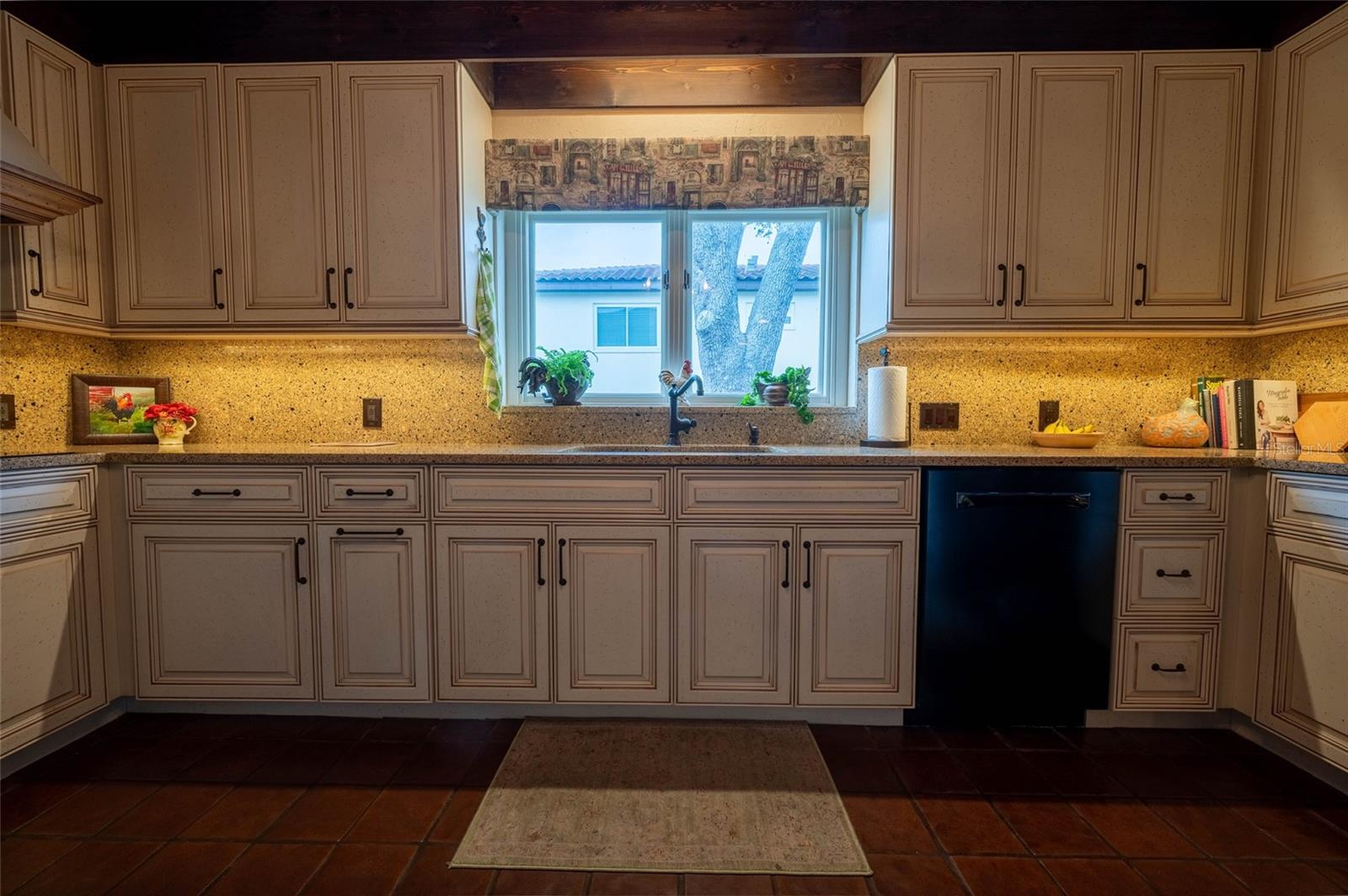 8 CASA LOMA WAY #8