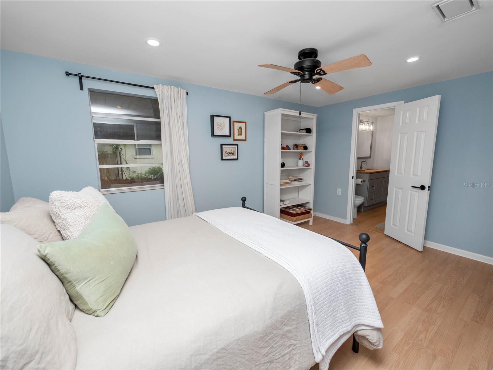 921 E BELLA VISTA ST