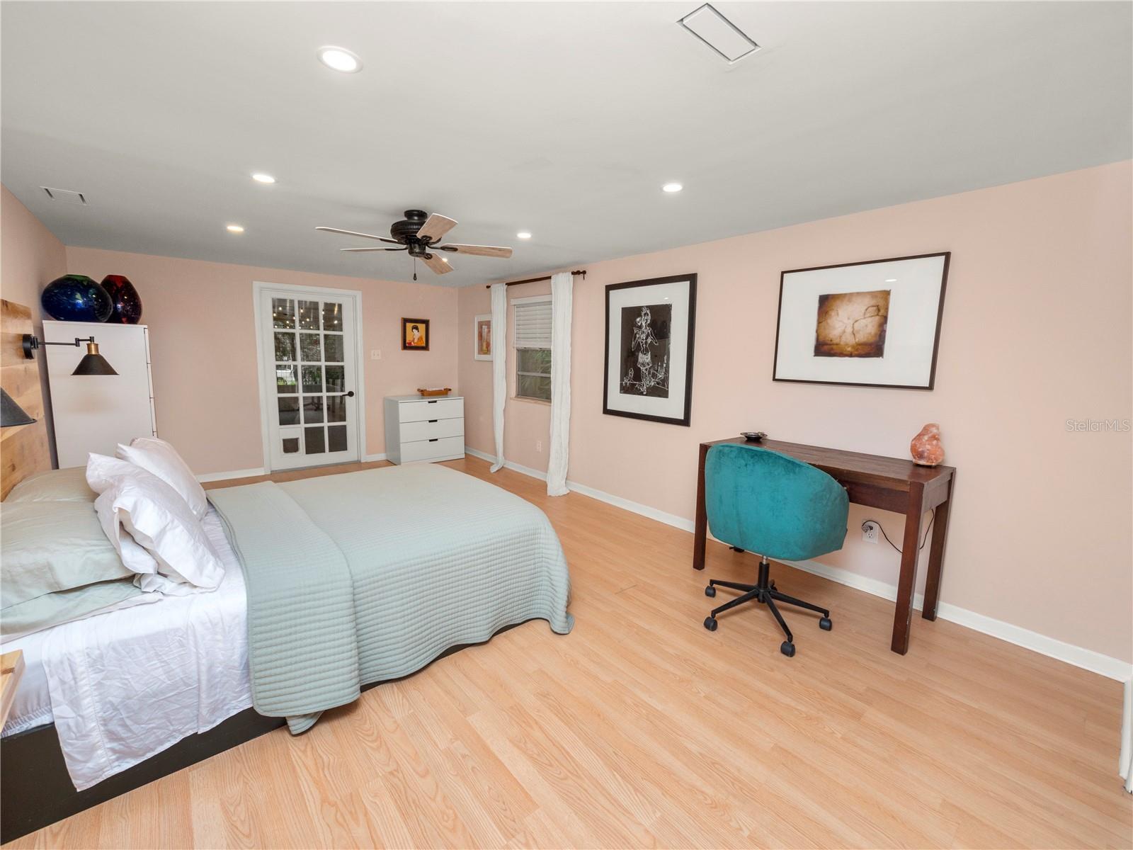 921 E BELLA VISTA ST