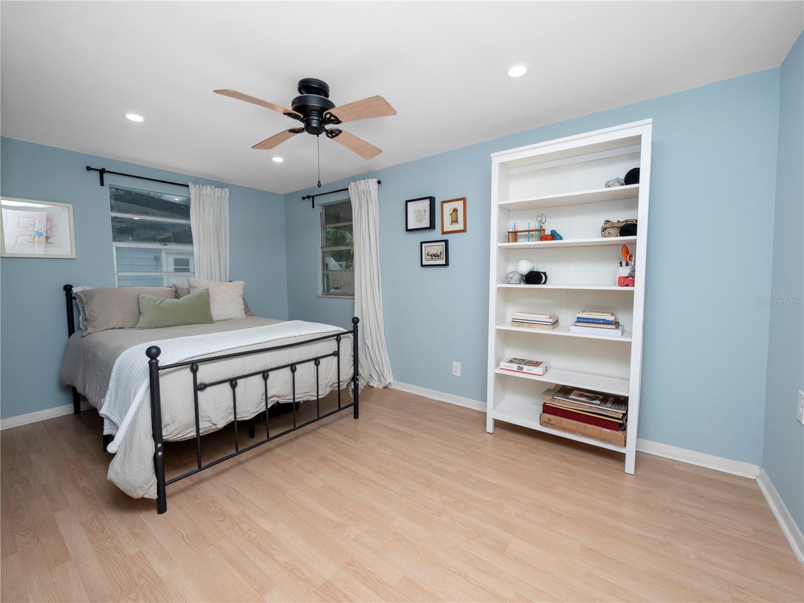 921 E BELLA VISTA ST