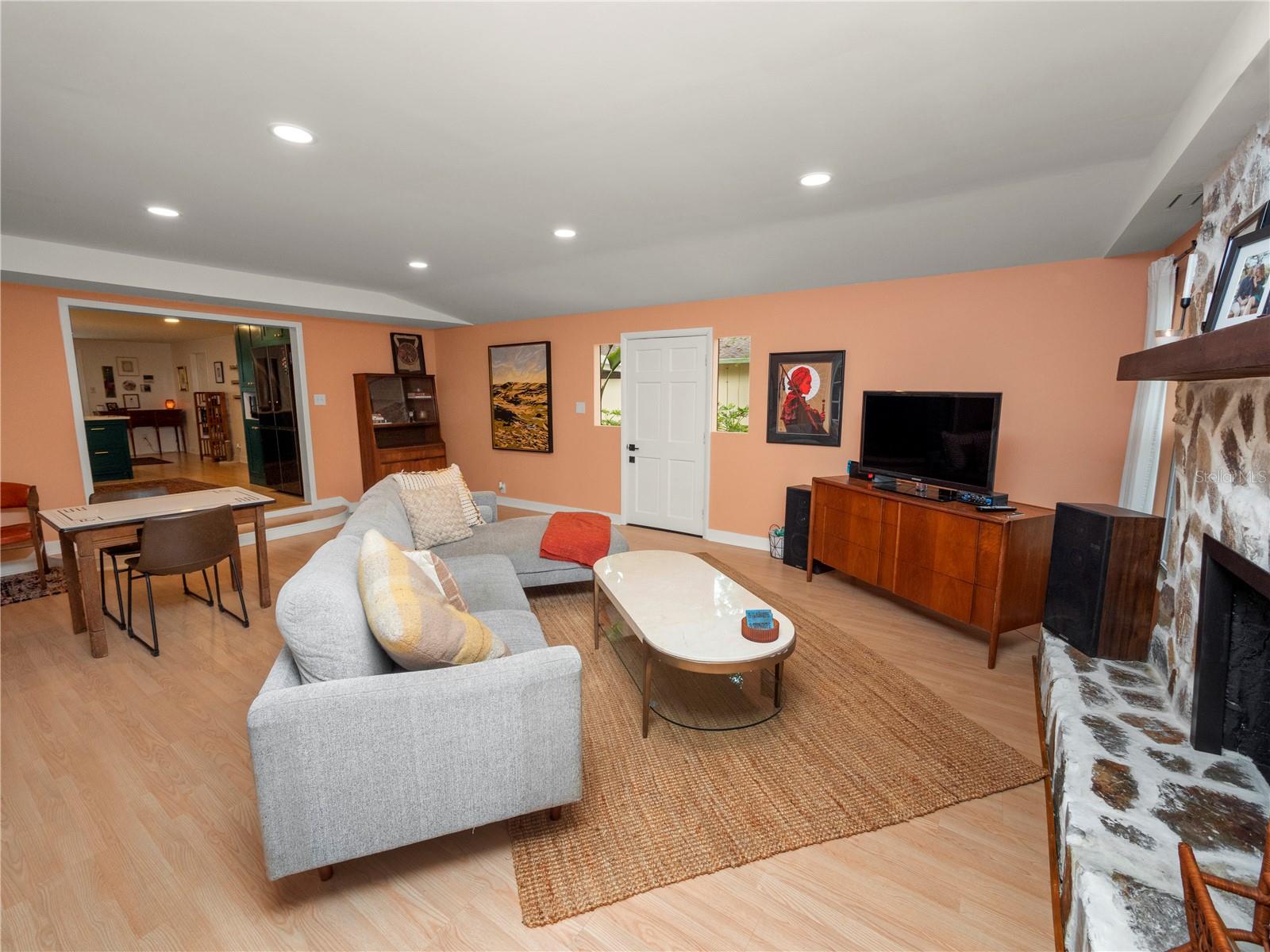 921 E BELLA VISTA ST