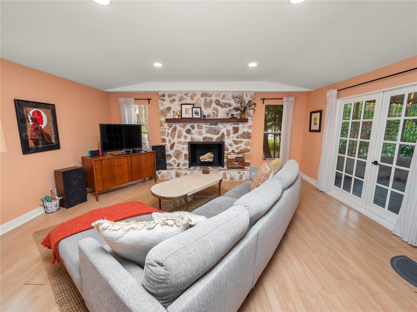 921 E BELLA VISTA ST