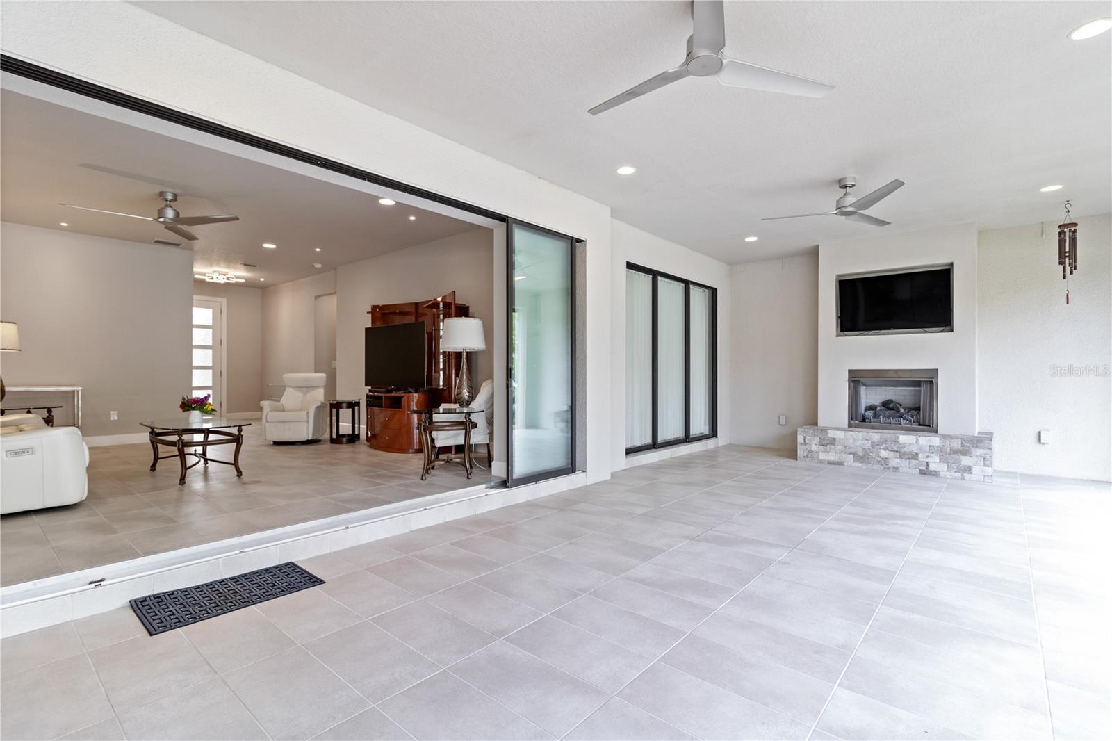 2261 COACHMAN LOOP