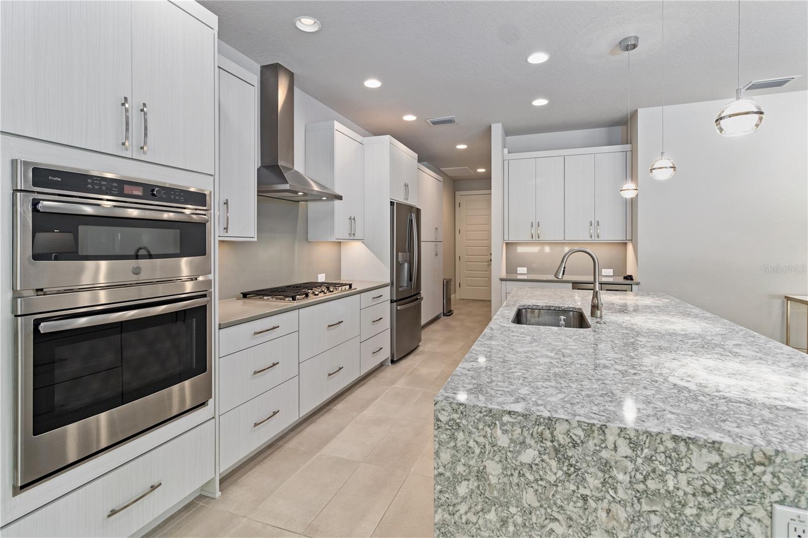 2261 COACHMAN LOOP
