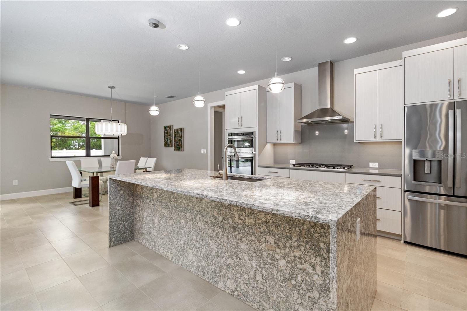 2261 COACHMAN LOOP