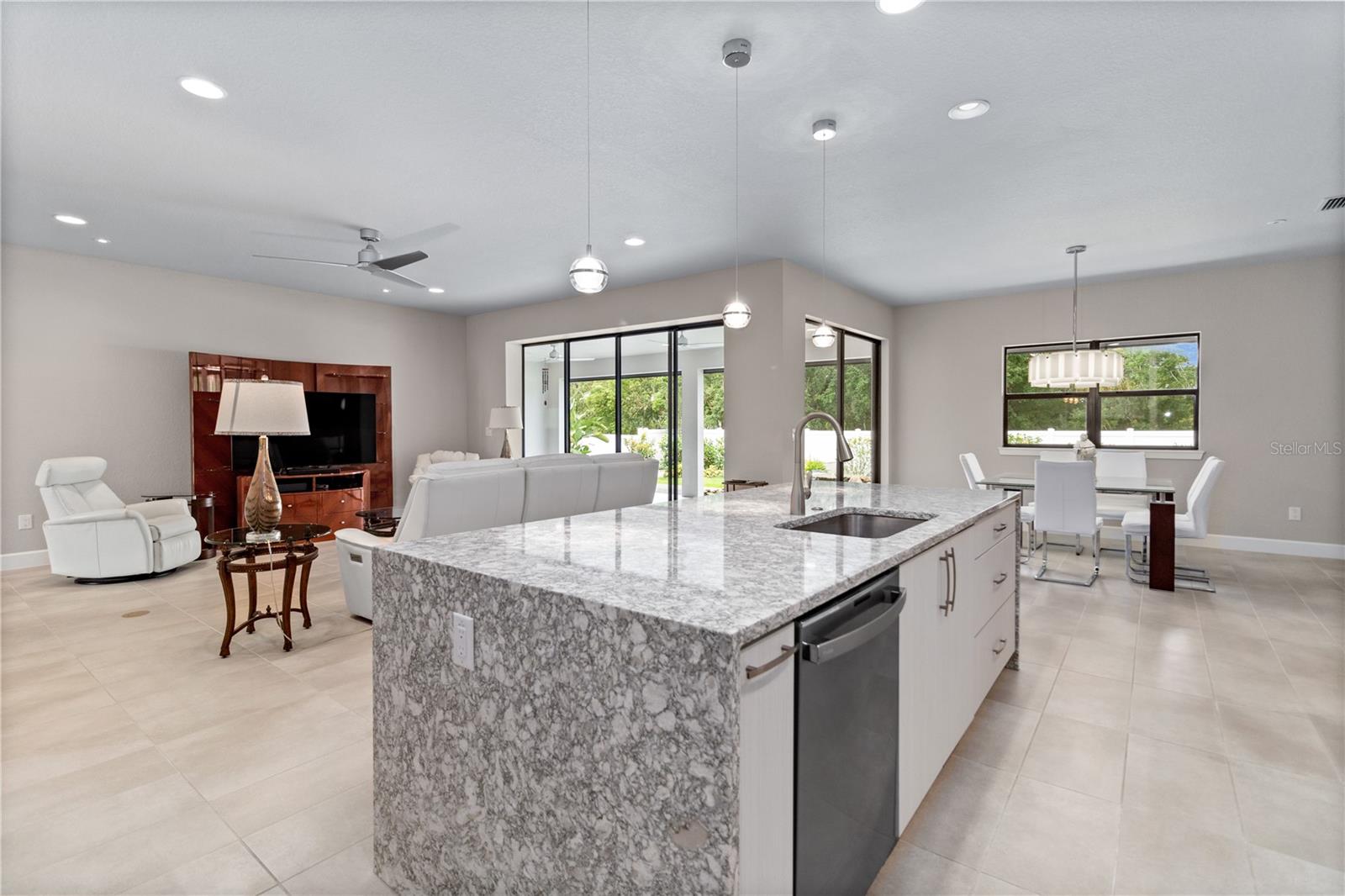 2261 COACHMAN LOOP