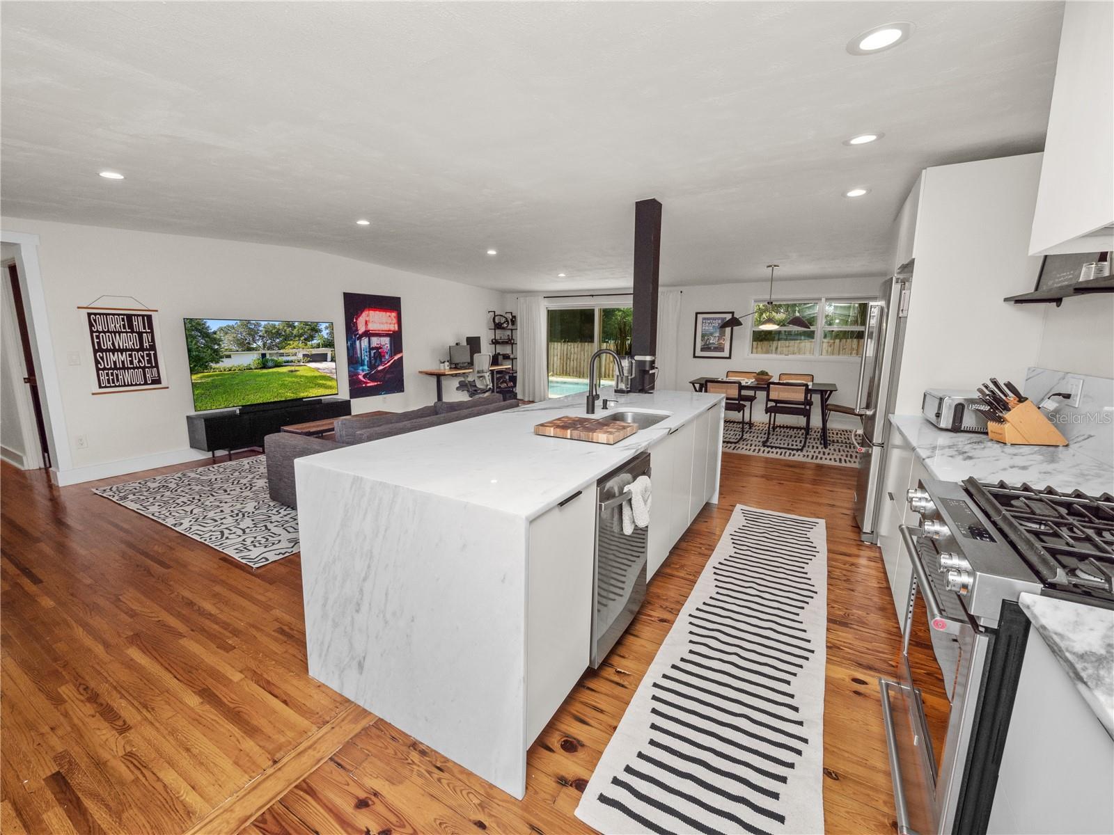524 LOUISE DR