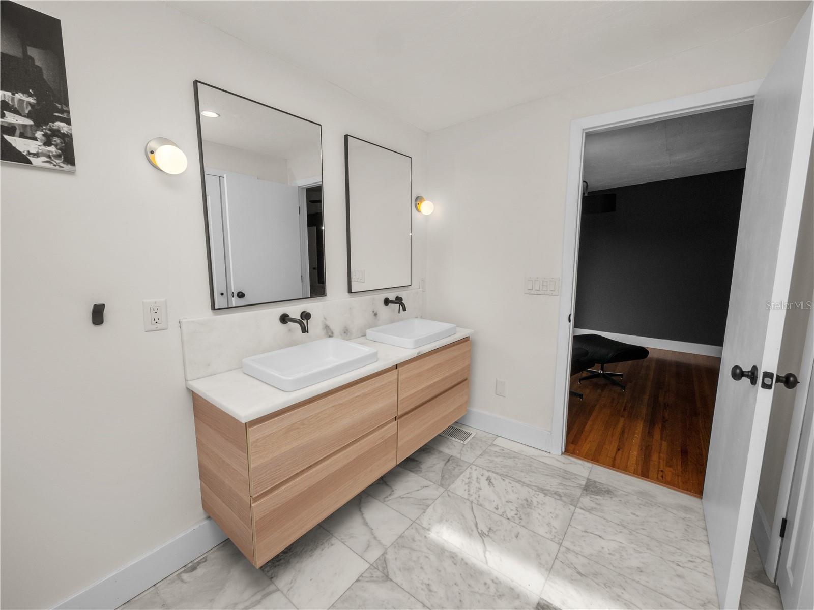 524 LOUISE DR