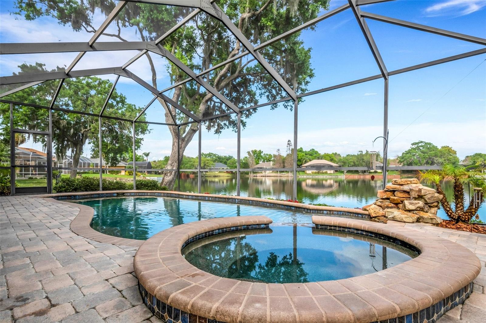 5933 LAKE VICTORIA DR