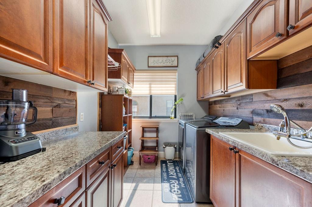 1217 VISTA HILLS DR