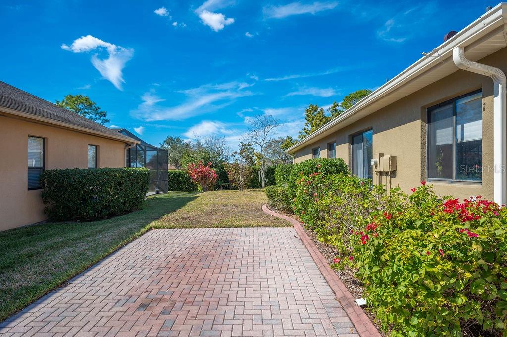 1217 VISTA HILLS DR