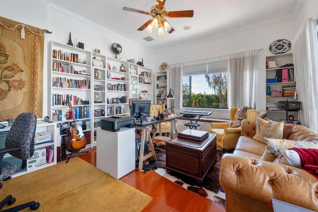 1217 VISTA HILLS DR
