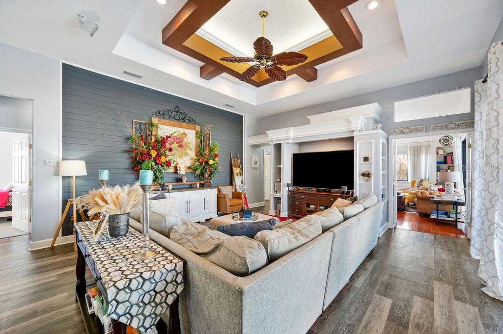 1217 VISTA HILLS DR