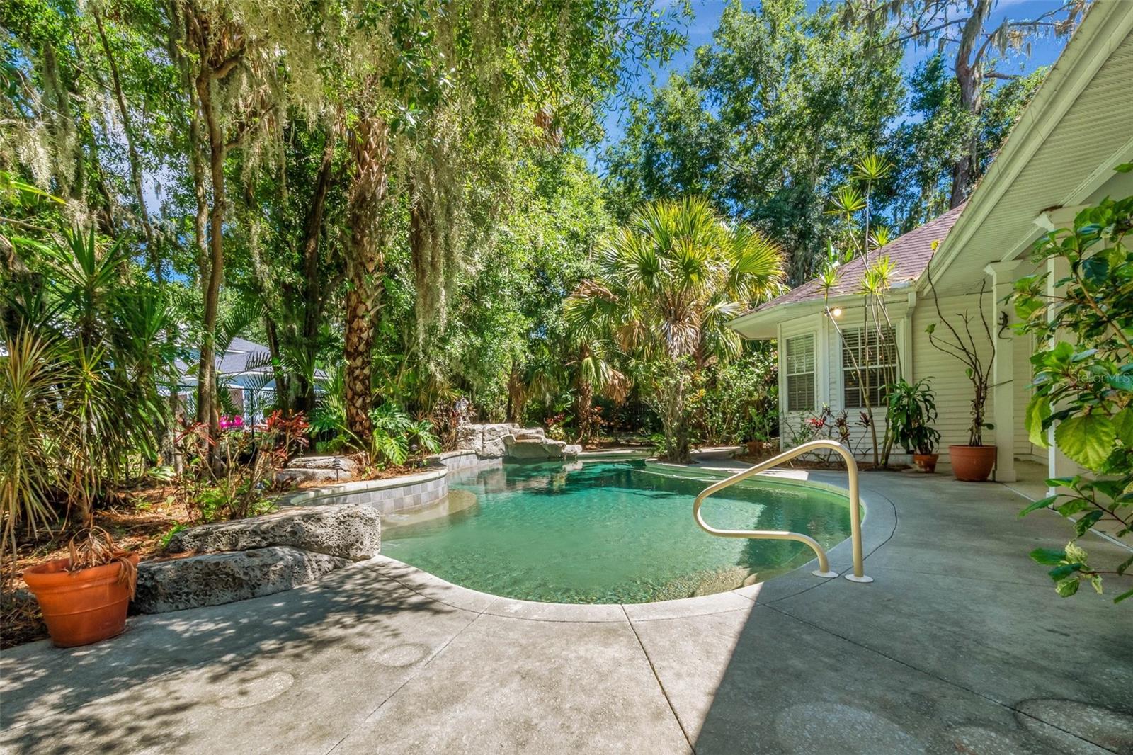 6704 CRESCENT LAKE DR