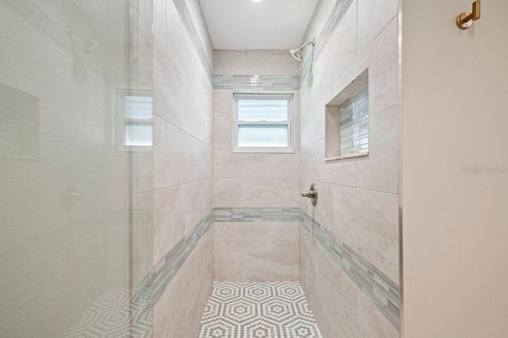 1040 SHADOWBROOK DR N