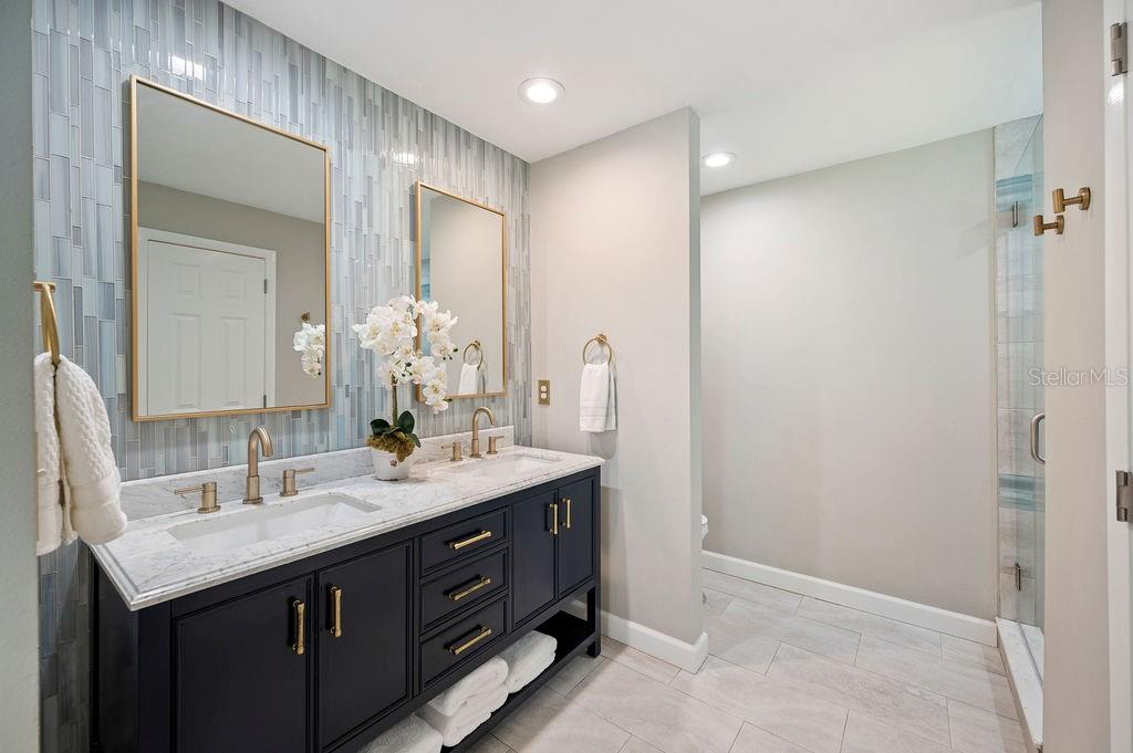 1040 SHADOWBROOK DR N