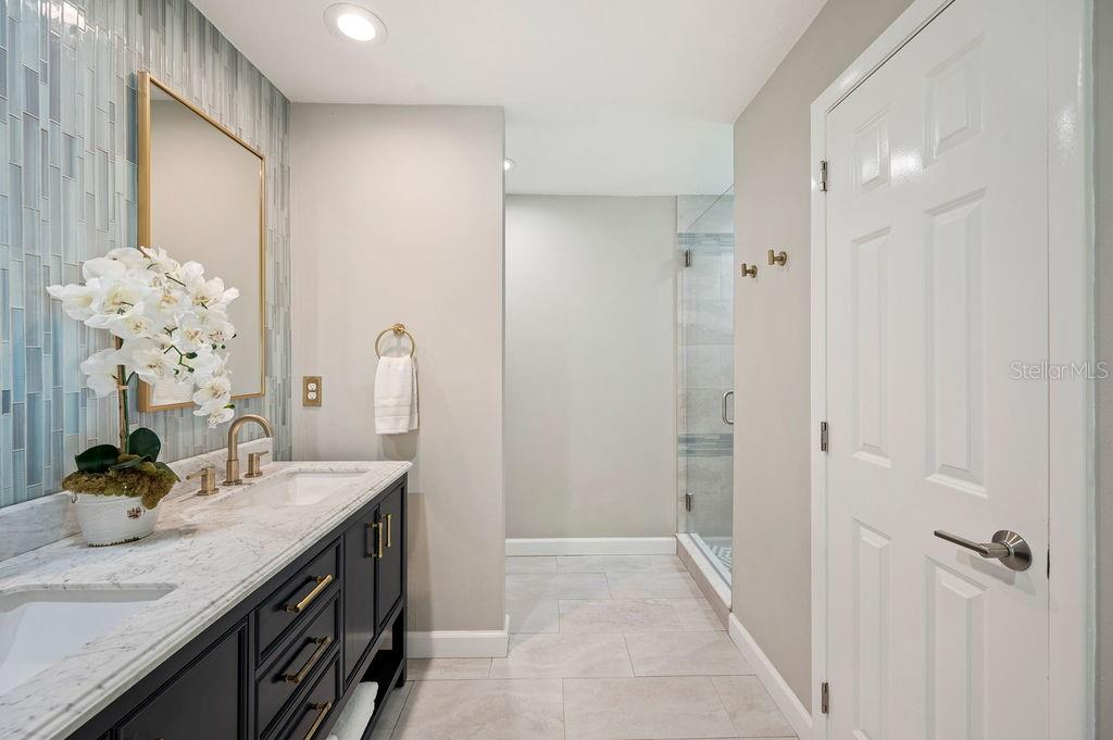 1040 SHADOWBROOK DR N