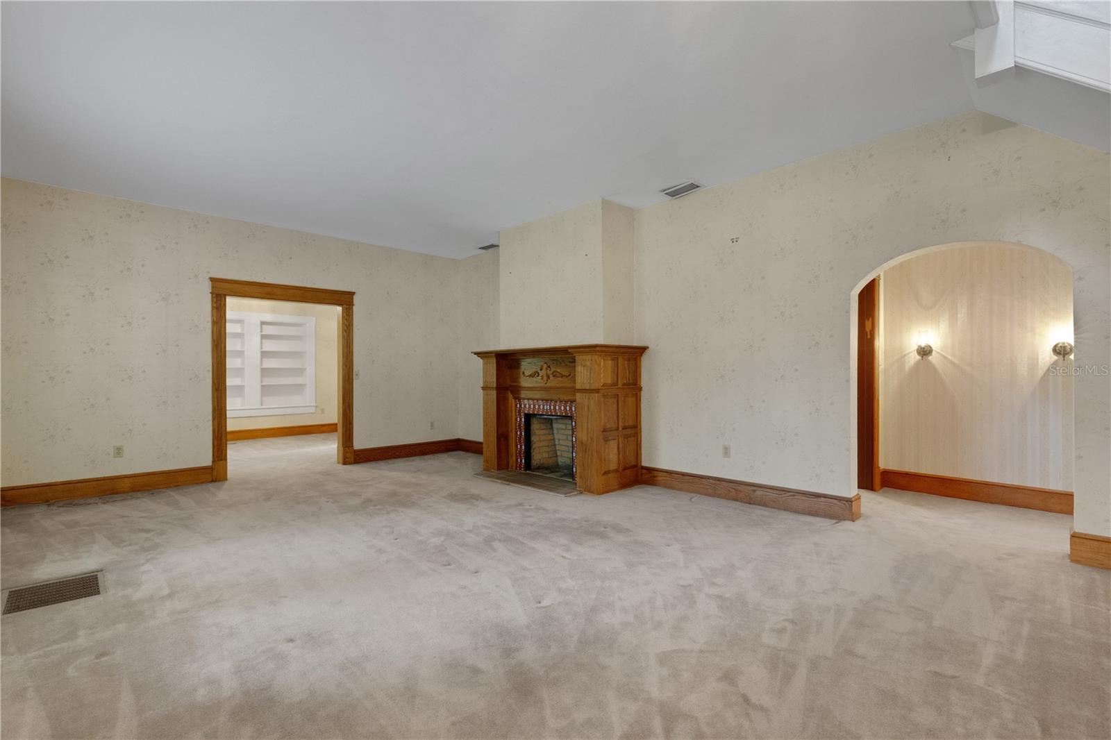 820 S OAK AVE