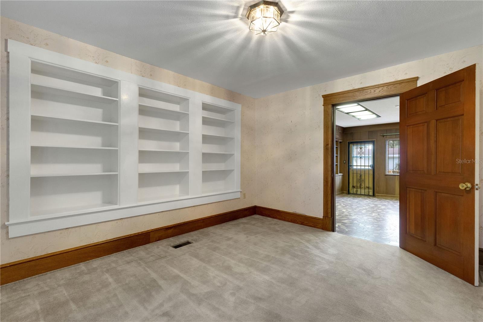 820 S OAK AVE