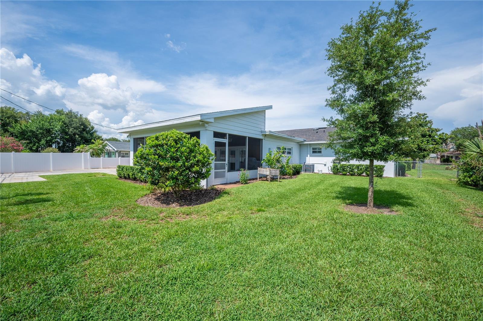 1211 HUNT AVE