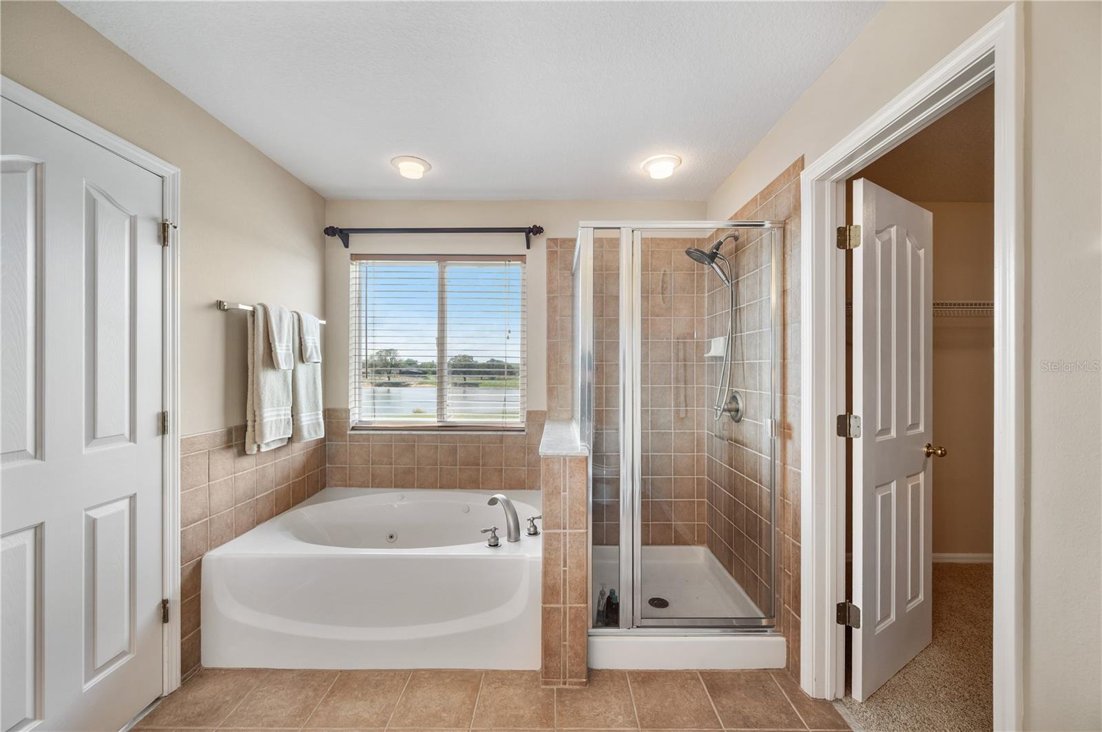 6937 LAKE EAGLEBROOKE DR