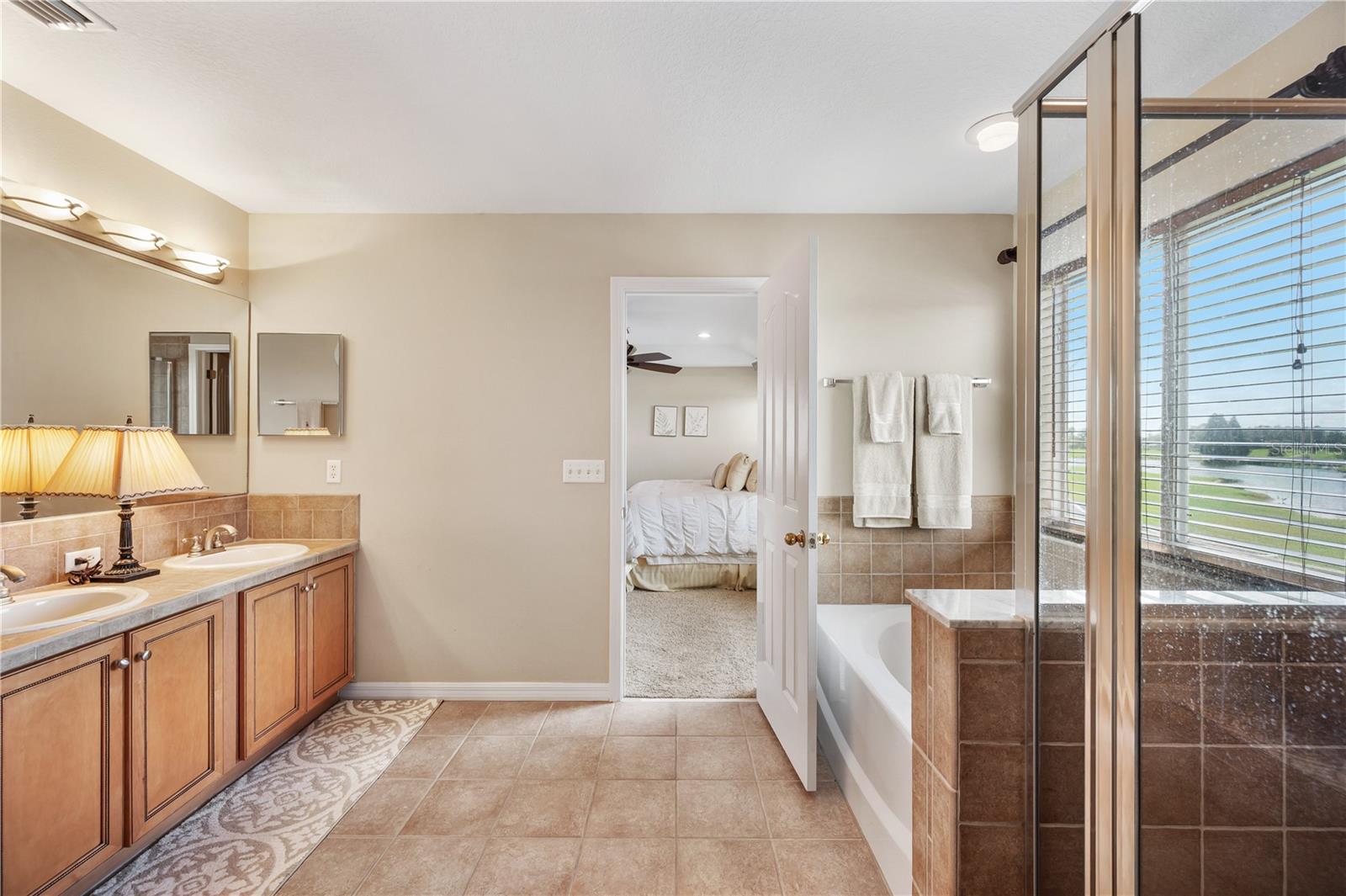 6937 LAKE EAGLEBROOKE DR