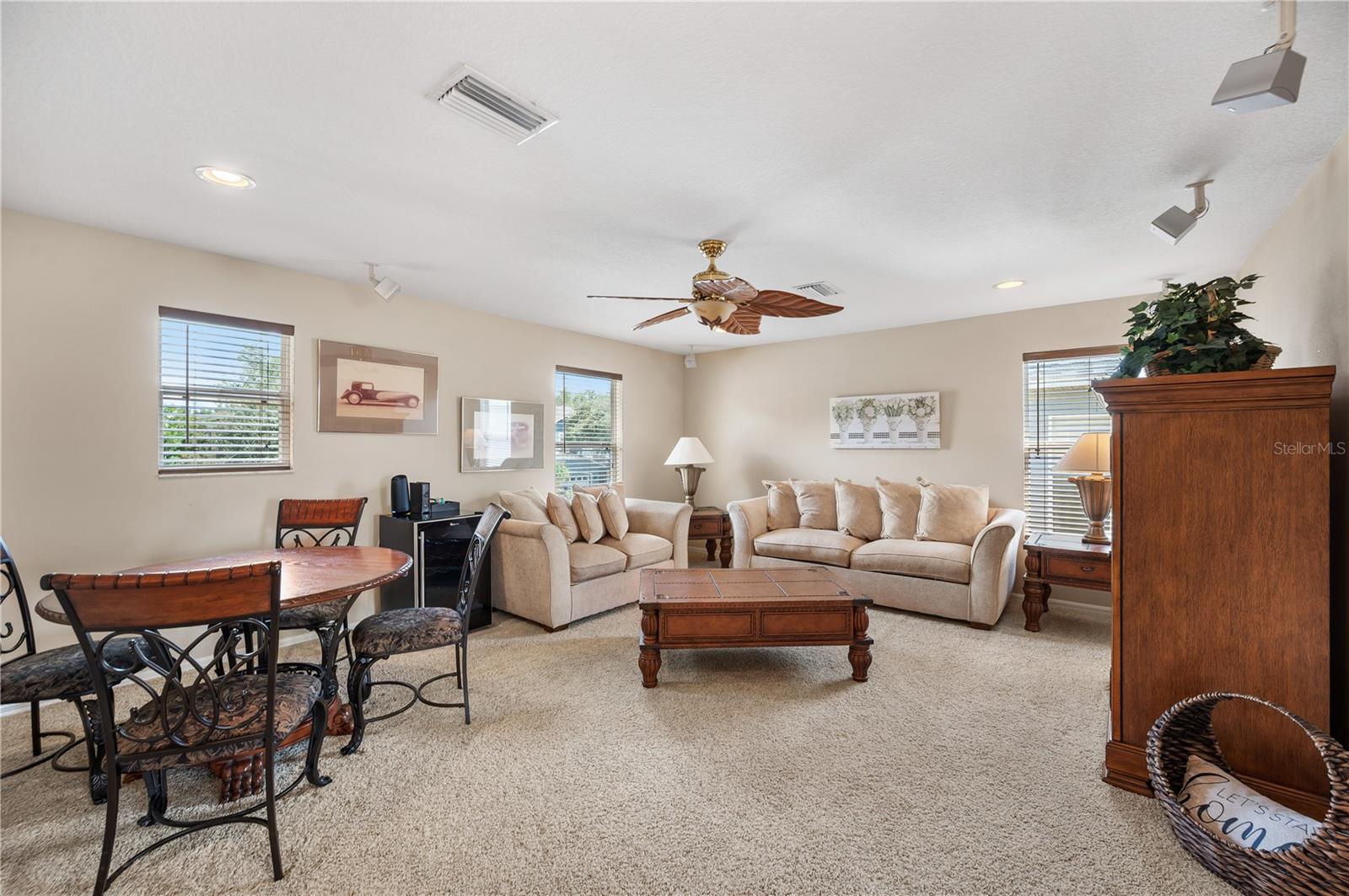 6937 LAKE EAGLEBROOKE DR