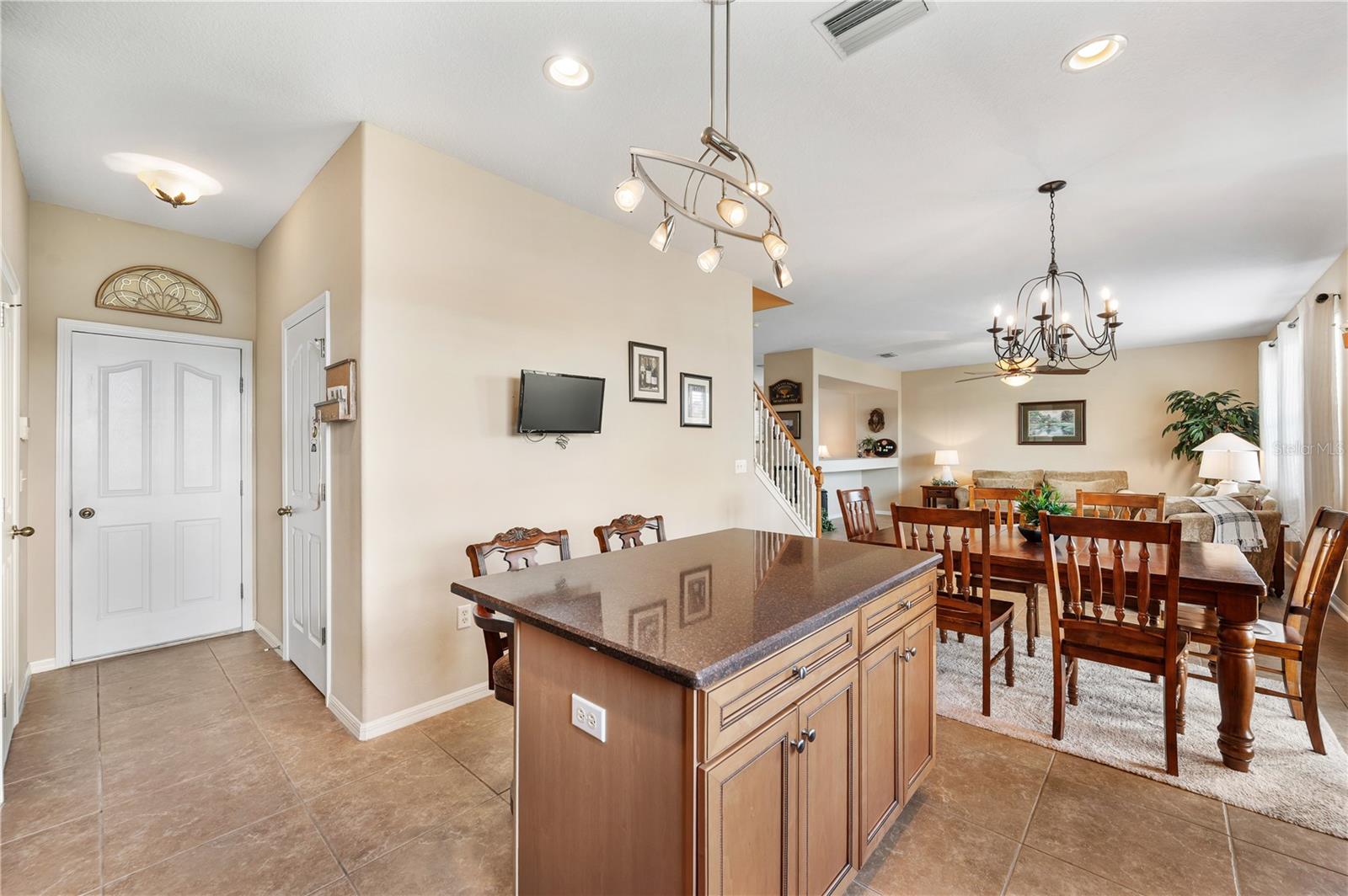 6937 LAKE EAGLEBROOKE DR
