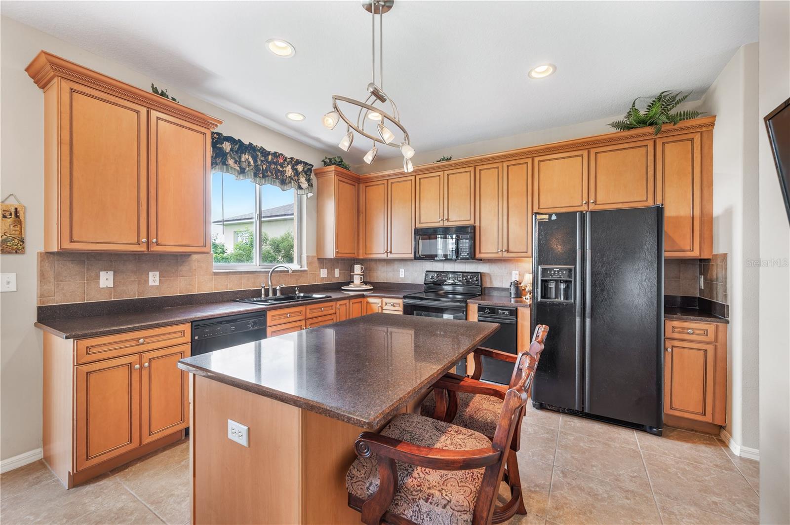 6937 LAKE EAGLEBROOKE DR