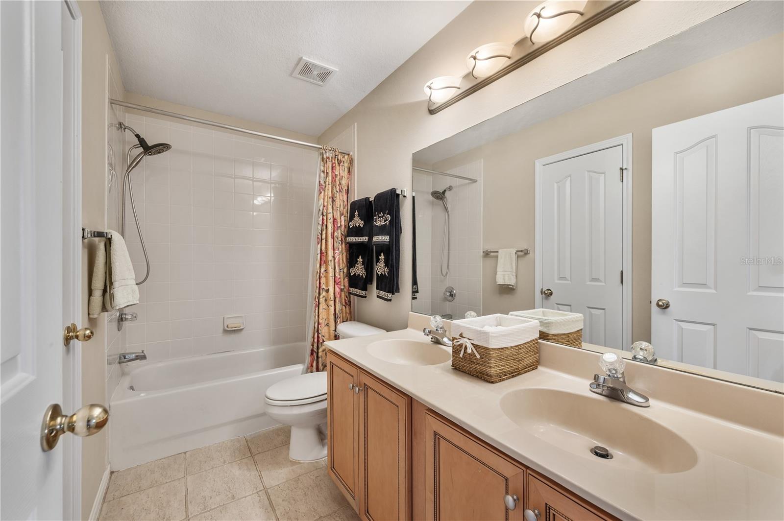 6937 LAKE EAGLEBROOKE DR